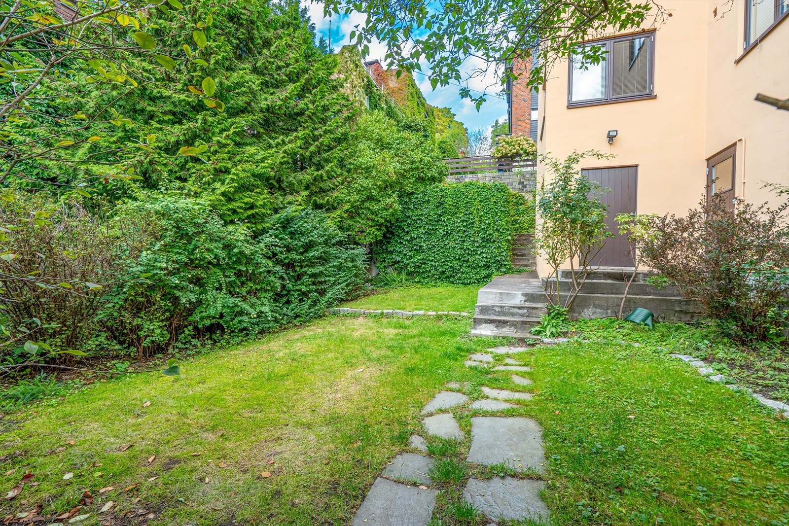 Grønne omgivelser i felles bakgård. Galleribilde