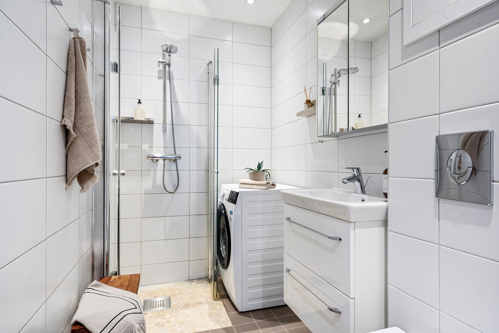 Delikat, flislagt bad med gulvvarme og opplegg til vaskemaskin. Galleribilde