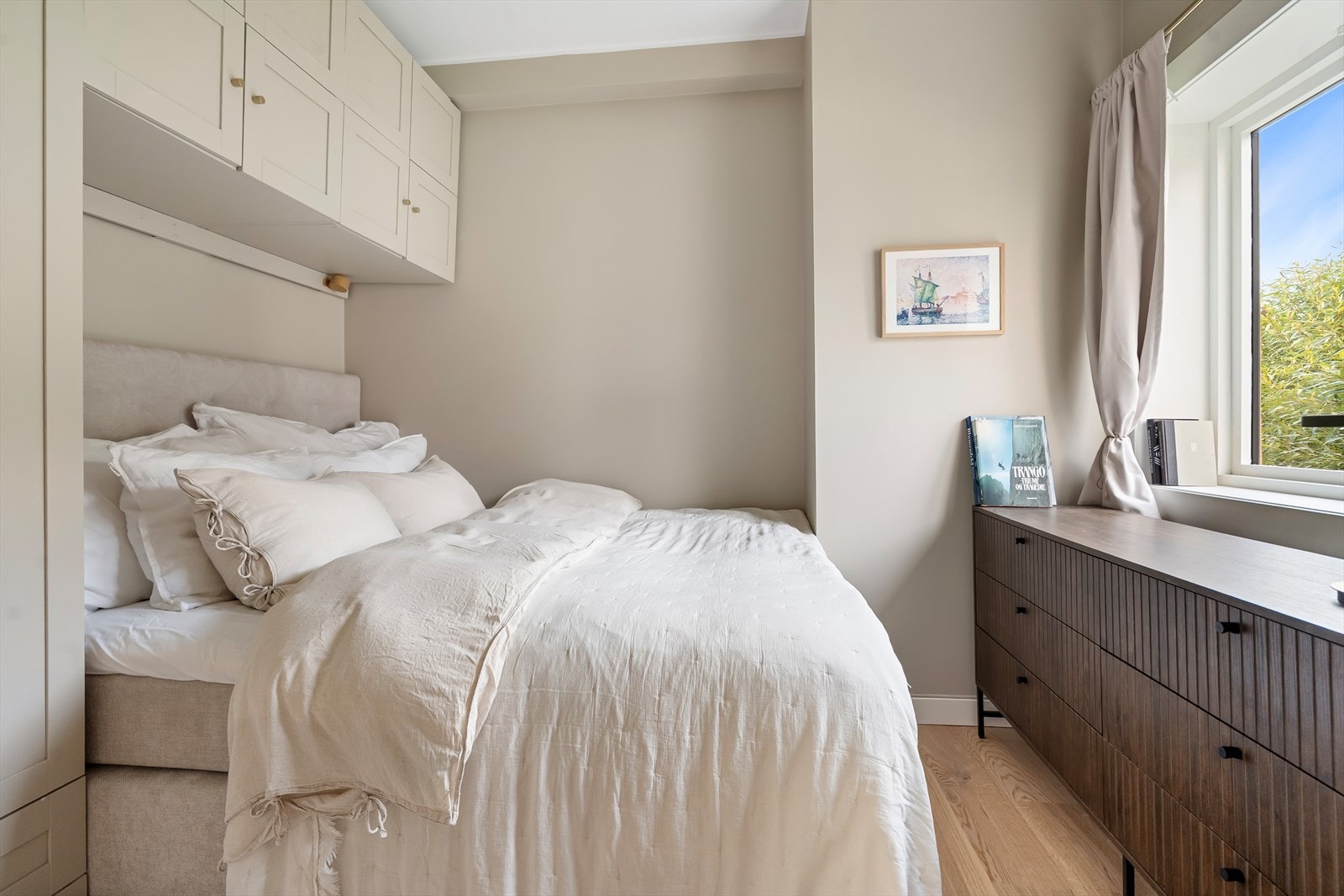 Plasstilpassede garderobeskap samt plass til øvrig oppbevaringsmøbler ved behov. Galleribilde