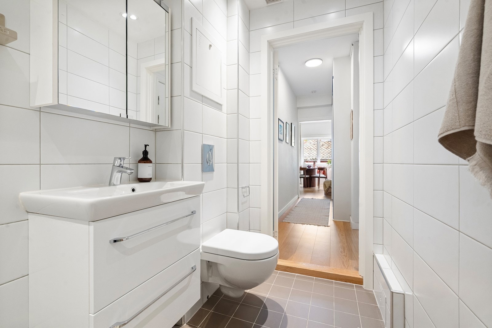 Servantinnrending med oppbevaringsplass i skuffer og speilskap. Galleribilde