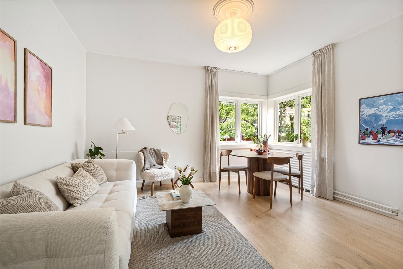 Takhøyden på 2,74m sørger for god romfølelse. Galleribilde