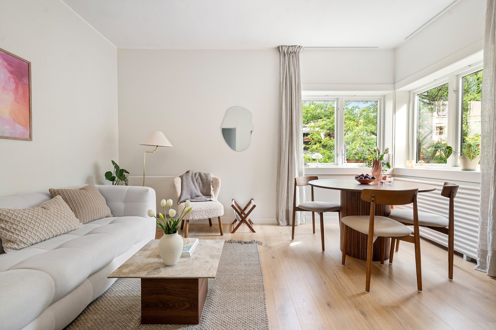 Stor og koselig stue med optimale lysforhold. Galleribilde