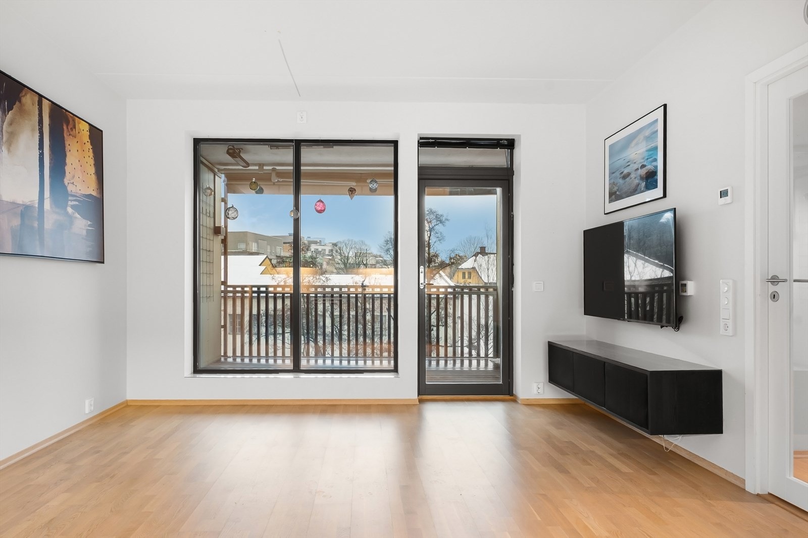 Den åpne stue- og kjøkkenløsningen gir en sosial og funksjonell planløsning, og danner boligens naturlige samlingspunkt. Galleribilde