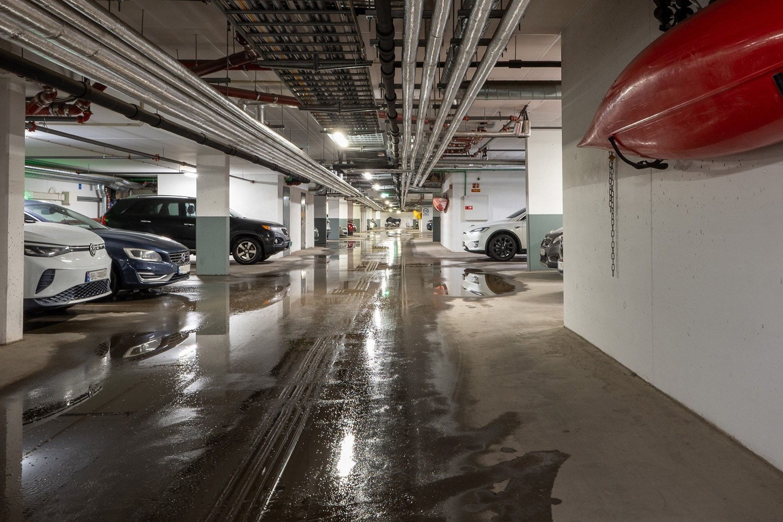 Boligen disponerer parkeringsplass i felles garasjeanlegg med opplegg for el-lader. Det er også felles sykkelrom med enkel adkomst for beboere. Galleribilde