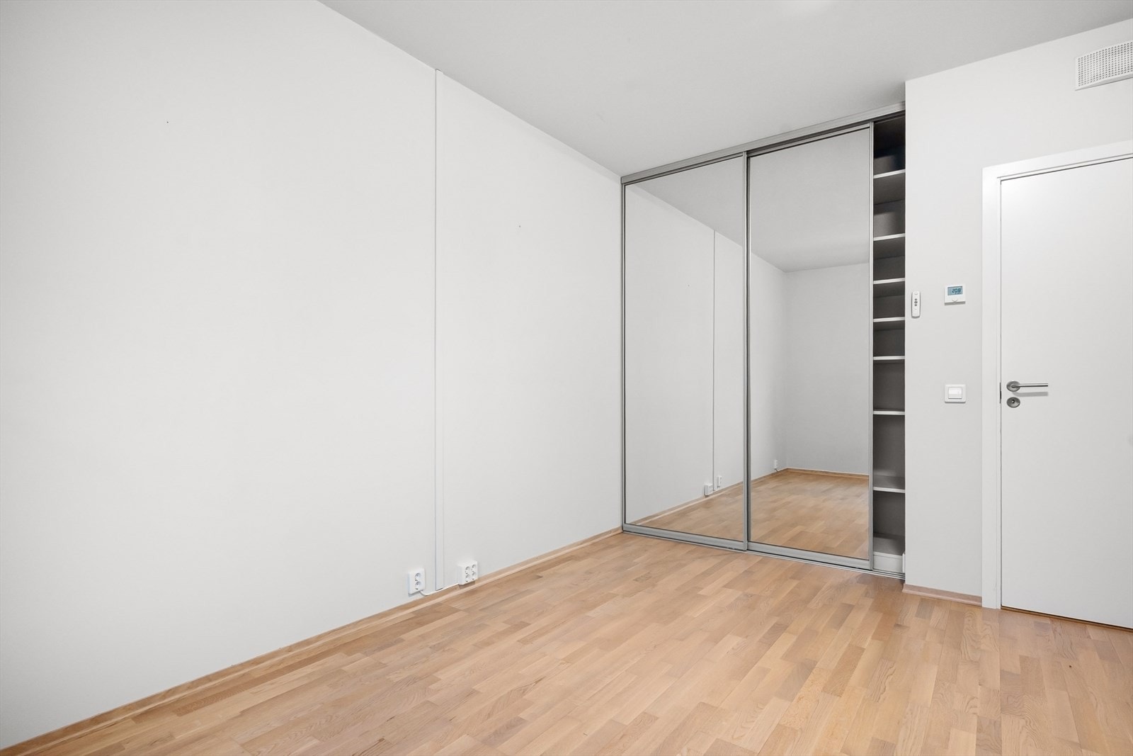 Hovedsoverommet har god plass til dobbeltseng og byr på gode oppbevaringsmuligheter i skyvedørsgarderobe, i tillegg til ekstra garderobeskap. Galleribilde