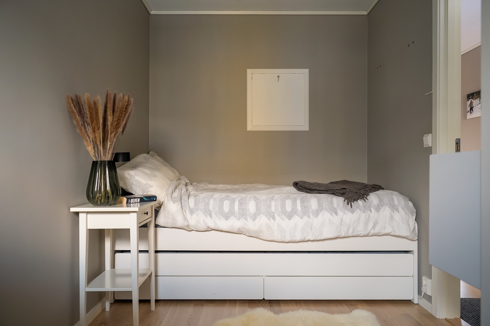 Soverom 2 - et lyst og innbydende soverom med plass til ønsket innredning. Galleribilde