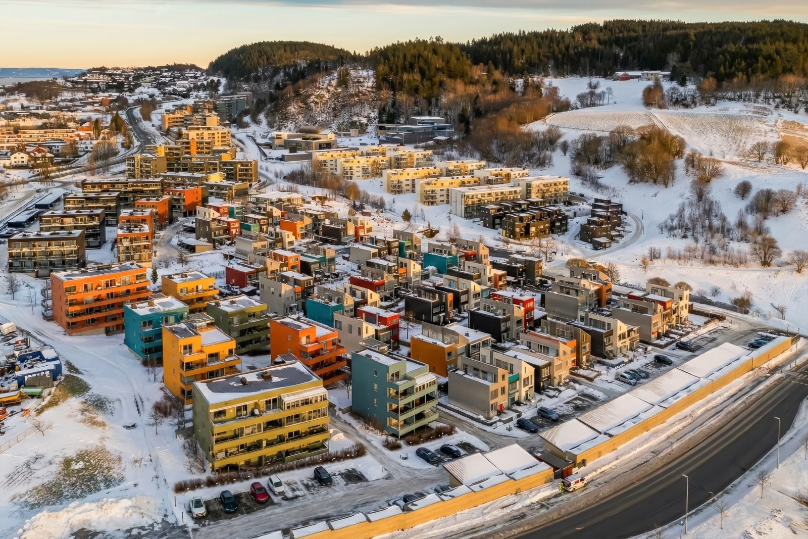 Eiendommen har en attraktiv og tilbaketrukket beliggenhet i et etablert og trivelig boligområde, samtidig som man har enkel tilgang til sentrum og byens mange tilbud. Galleribilde