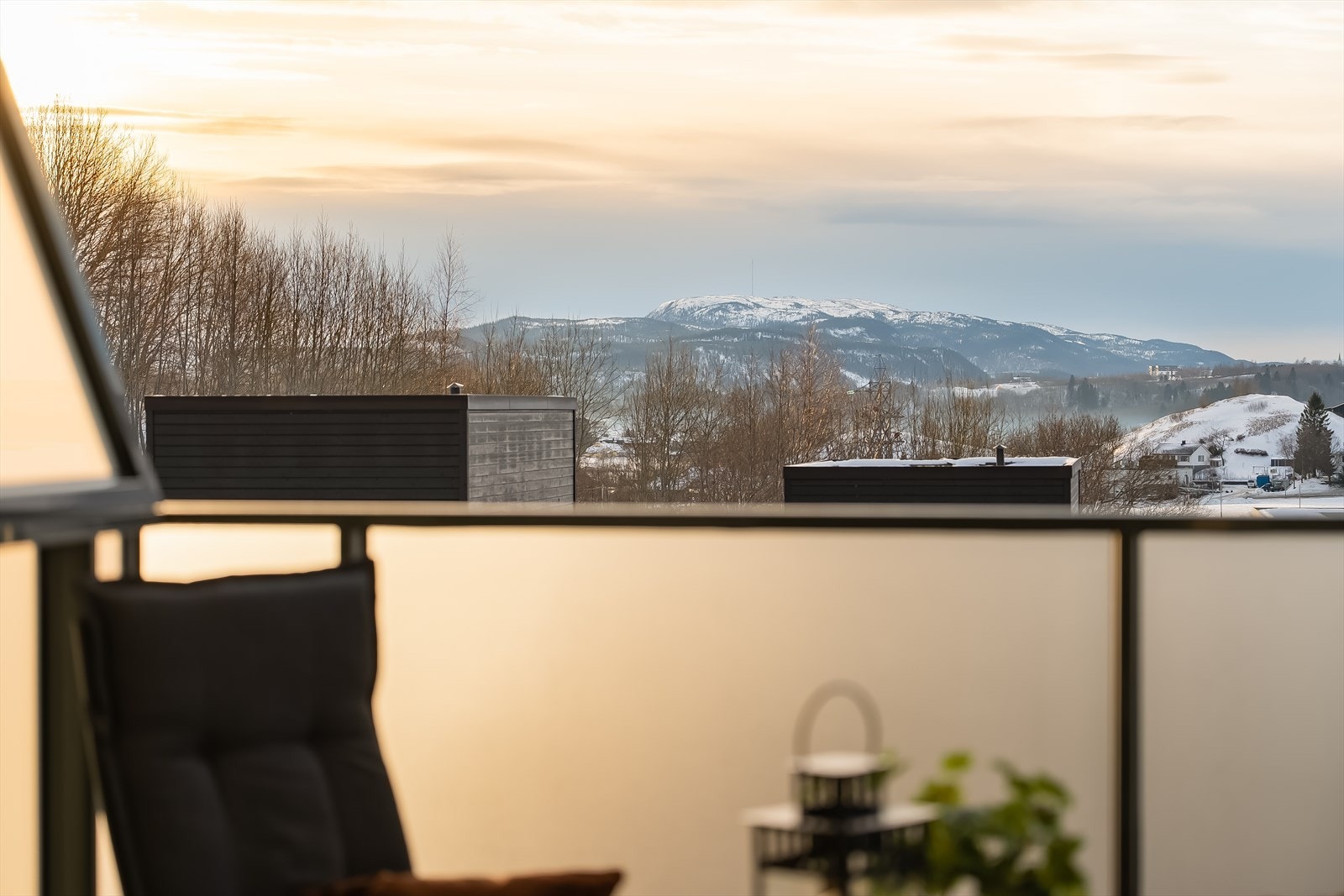 Fra balkongen har man fin utsikt over nærliggende boliger- og naturområder. Galleribilde