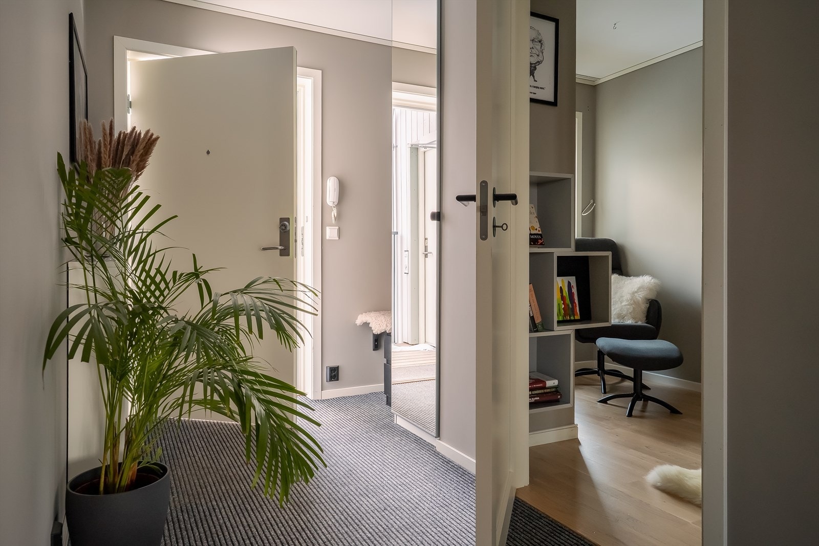 Bak inngangsdøren møtes du av en innbydende entré med gode plasseringsmuligheter for oppbevaringsmøbler. Leiligheten har innvendig bod på ca. 3 kvm som sørger for godt med lagringsplass. Galleribilde