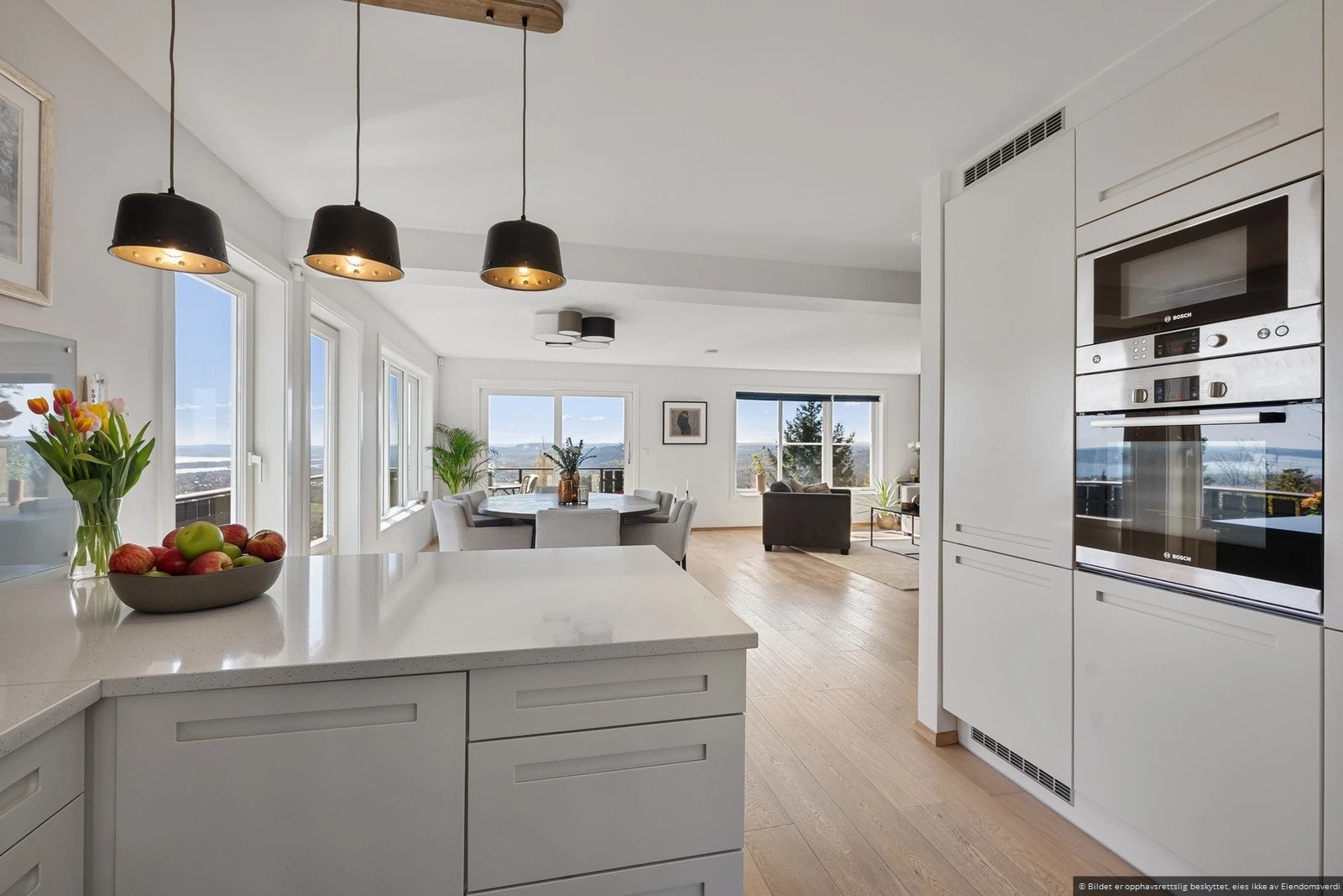 Stilfullt kjøkken med integrerte hvitevarer Galleribilde