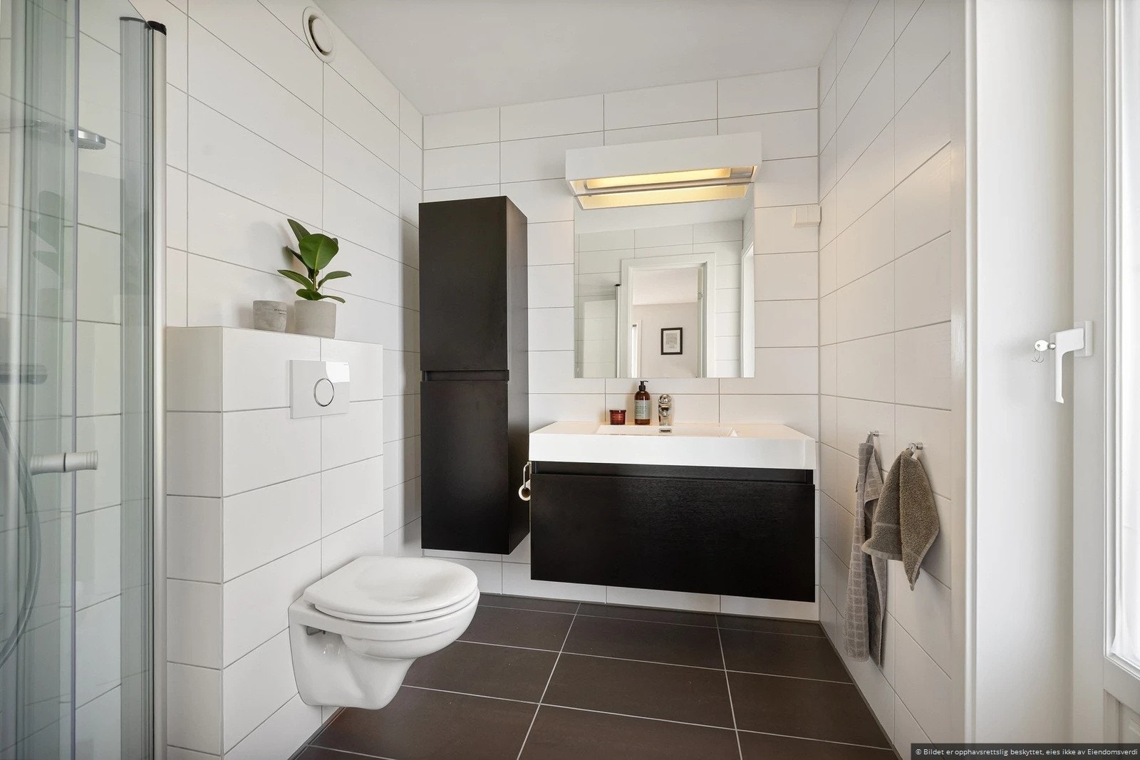 Stort og stilrent bad til hovedsoverom Galleribilde