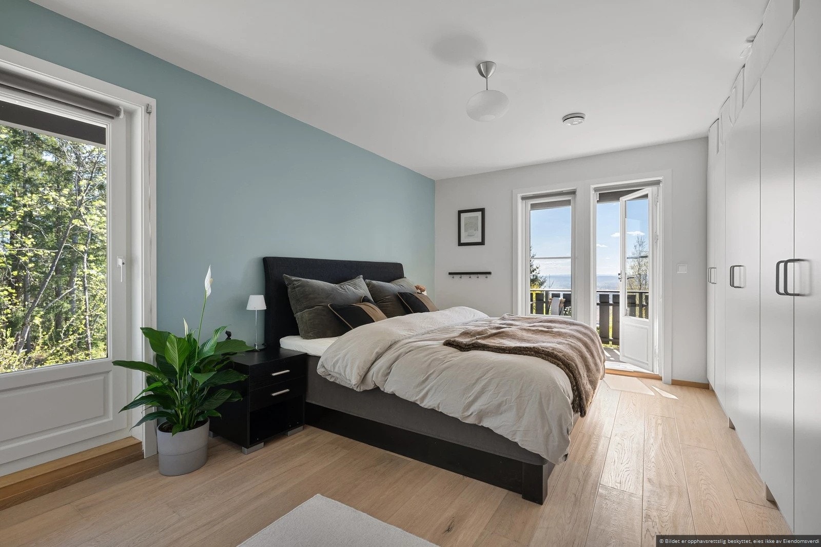 Hovedsoverom m/ integrert garderobeløsning og direkte utgang til balkong og bad Galleribilde