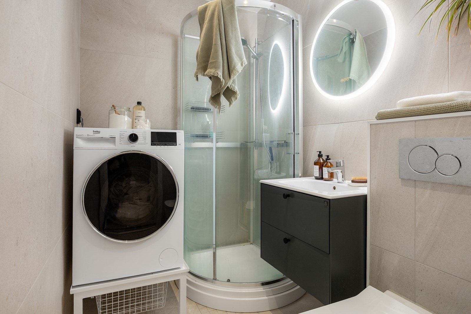 Badet ble totalrenovert i 2022. Badet er innredet med toalett med innebygd sisterne med lekkasjebag, nedfelt servant, dusjkabinett, opplegg for vaskemaskin. Galleribilde