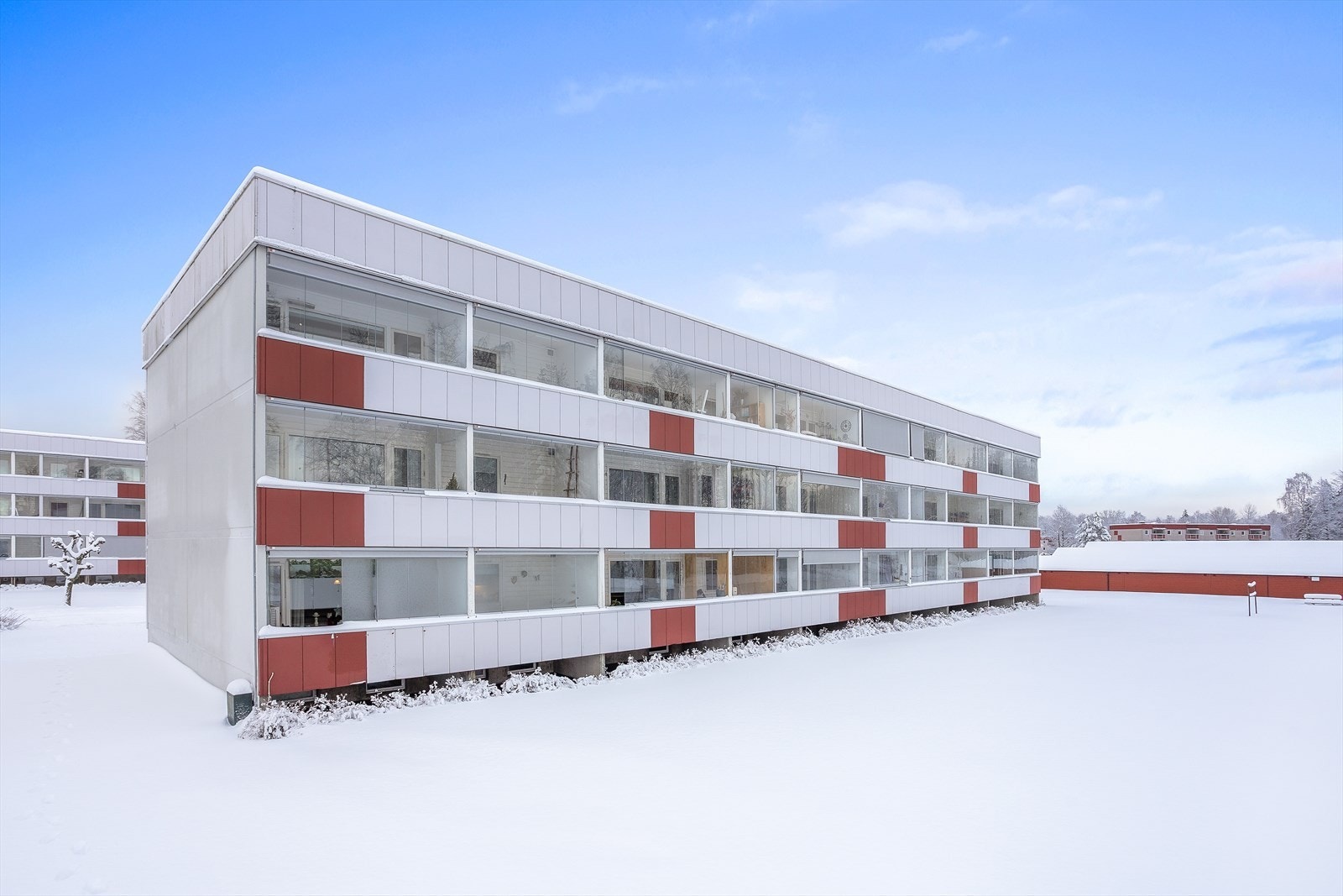 Leiligheten disponerer egen garasjeplass klargjort for el-bil lader (lader ikke montert). Galleribilde