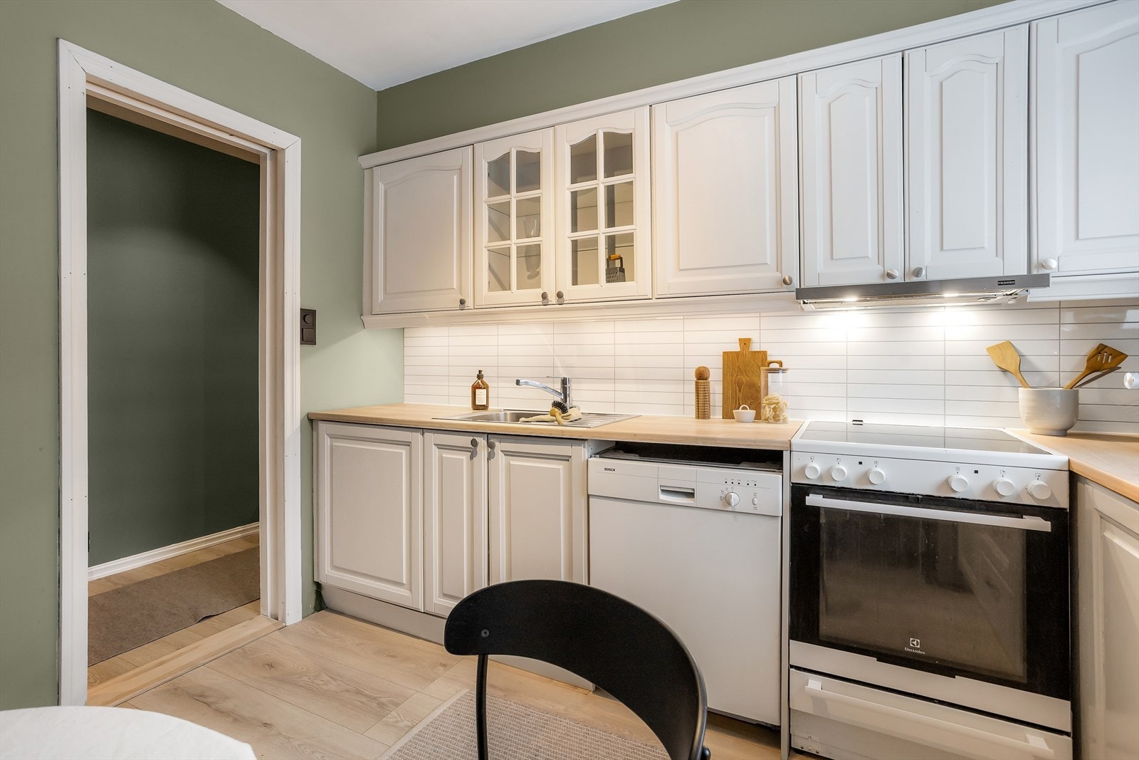 Det er avsatt plass til frittstående kjøleskap, oppvaskmaskin og komfyr. Det er montert vannstoppsystem under bereder og oppvaskmaskin. Galleribilde