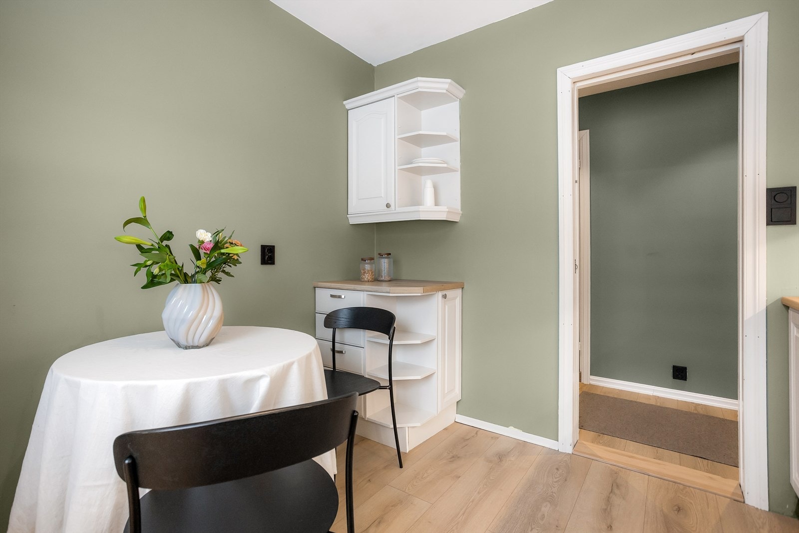 Det er plass til kjøkkenbord i tilknytting til kjøkkenet som skaper en sosial sone. Galleribilde