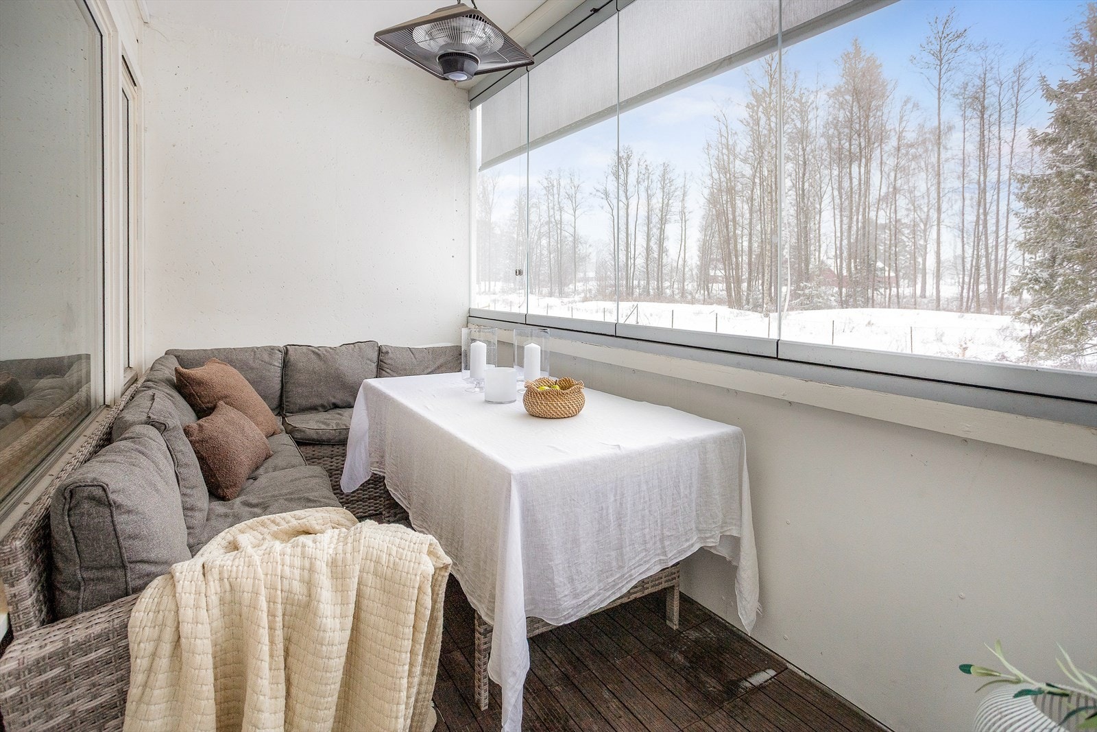 Fra stuen er det direkte utgang til innglasset balkong mot vest på ca. 10m²- Galleribilde