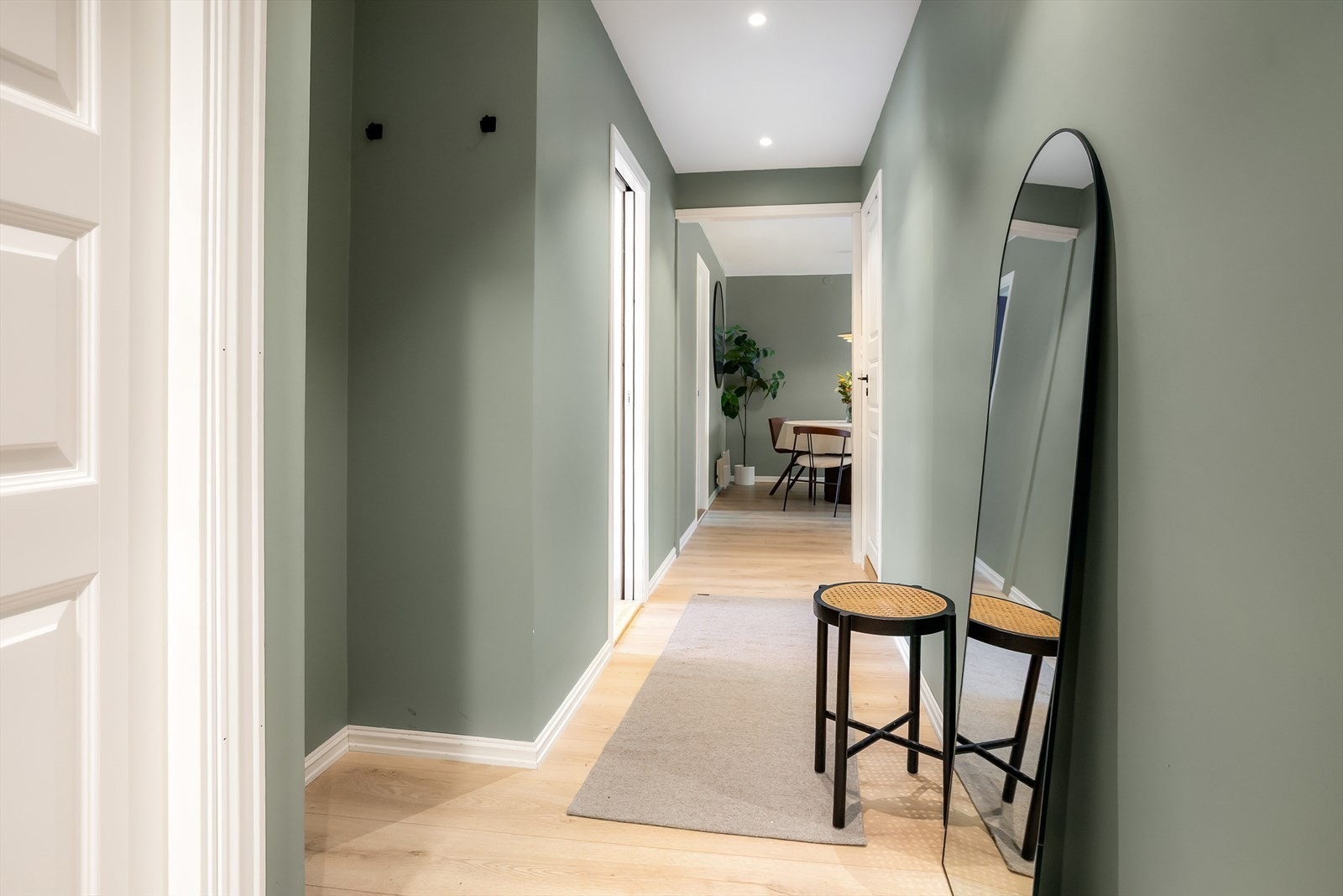 Vel inne ankommer man leilighetens gang, her er det plass til å henge fra seg yttertøy. Galleribilde