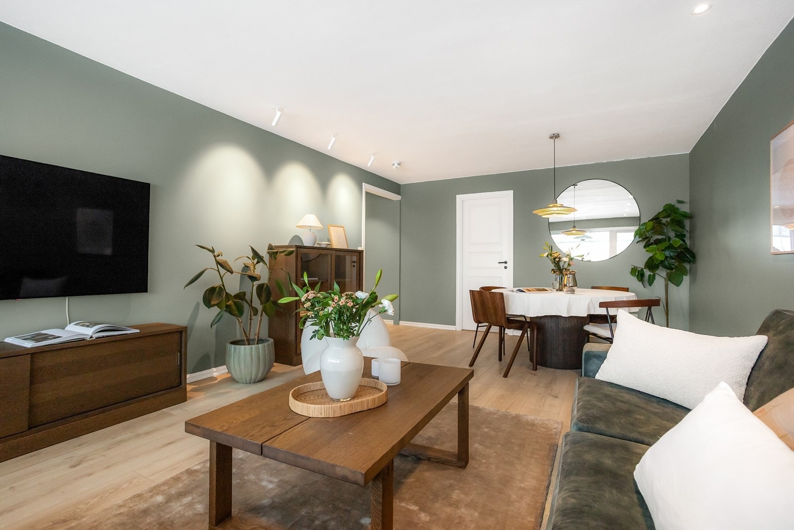 Rommet har gode møbleringsmuligheter med plass til både sofagruppe, spisebord og øvrig møblement, noe som gir fleksibilitet i innredningen. Galleribilde