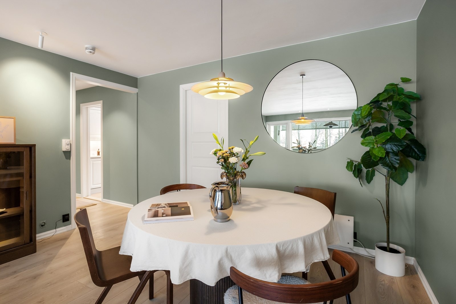 Leiligheten har nytt bad i 2022, nyere gulv samt at overflater generelt er oppgradert og modernisert. Galleribilde