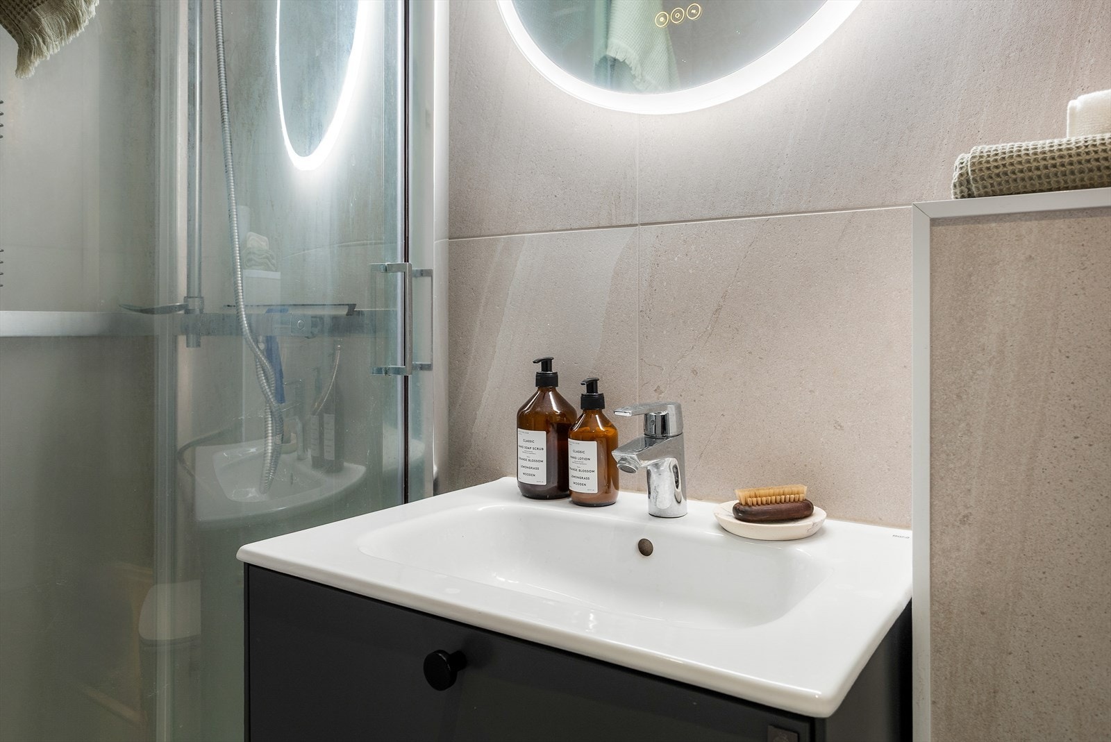 Rommet har mekanisk avtrekk.Badet fremstår som funksjonelt og praktisk. Galleribilde