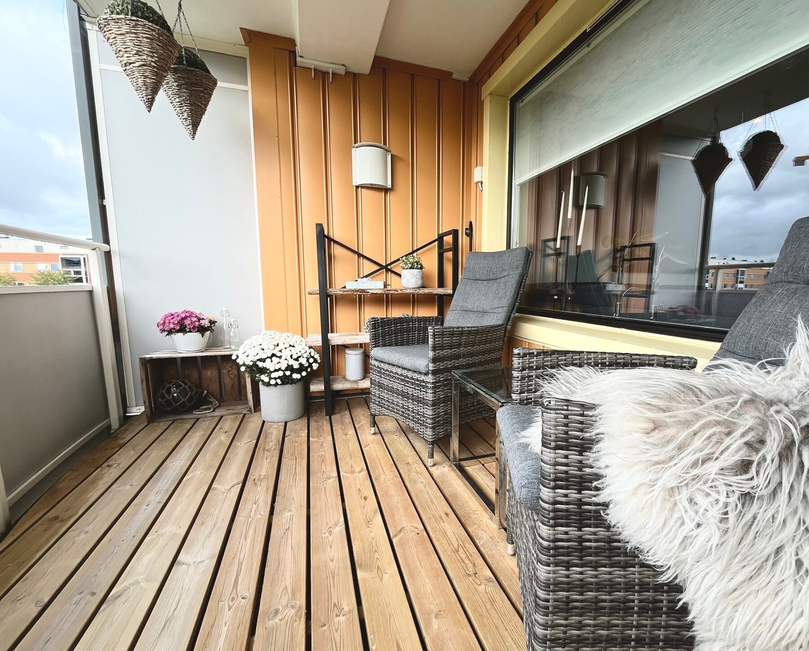 Sørvendt solrik balkong Galleribilde