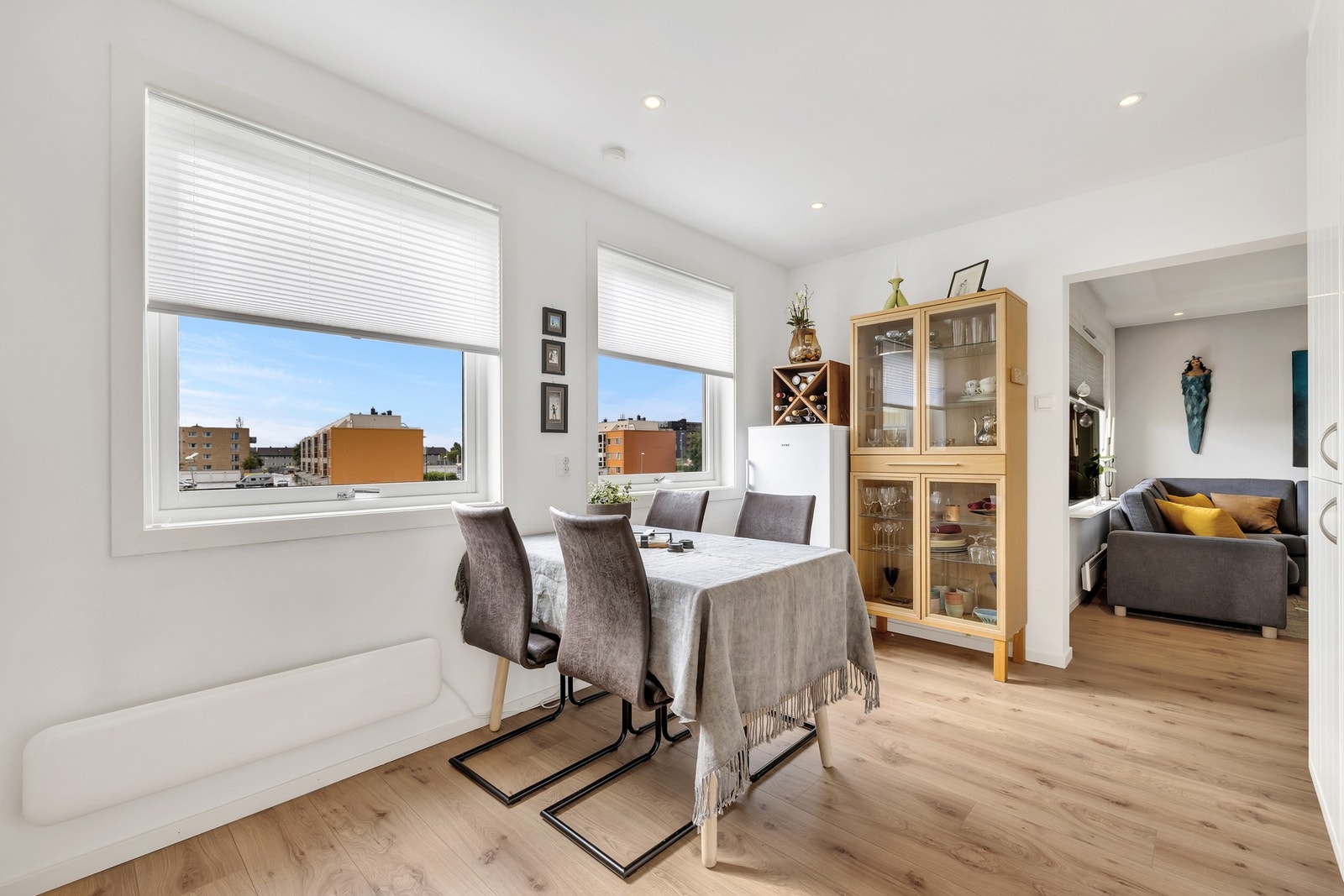 Det er god plass til spisegruppe med utsikt mot borettslagets fellesareal. Galleribilde