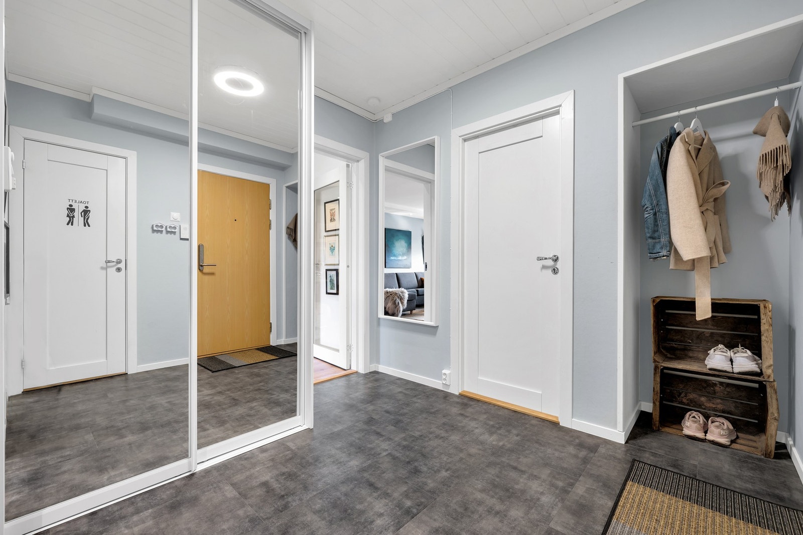 Integrert langskap med god langringsplass for klær og annet utstyr. Leiligheten disponerer også 3 boder i felles kjeller på henholdsvis ca. 5,5, 3,5 og 6 kvm. Galleribilde