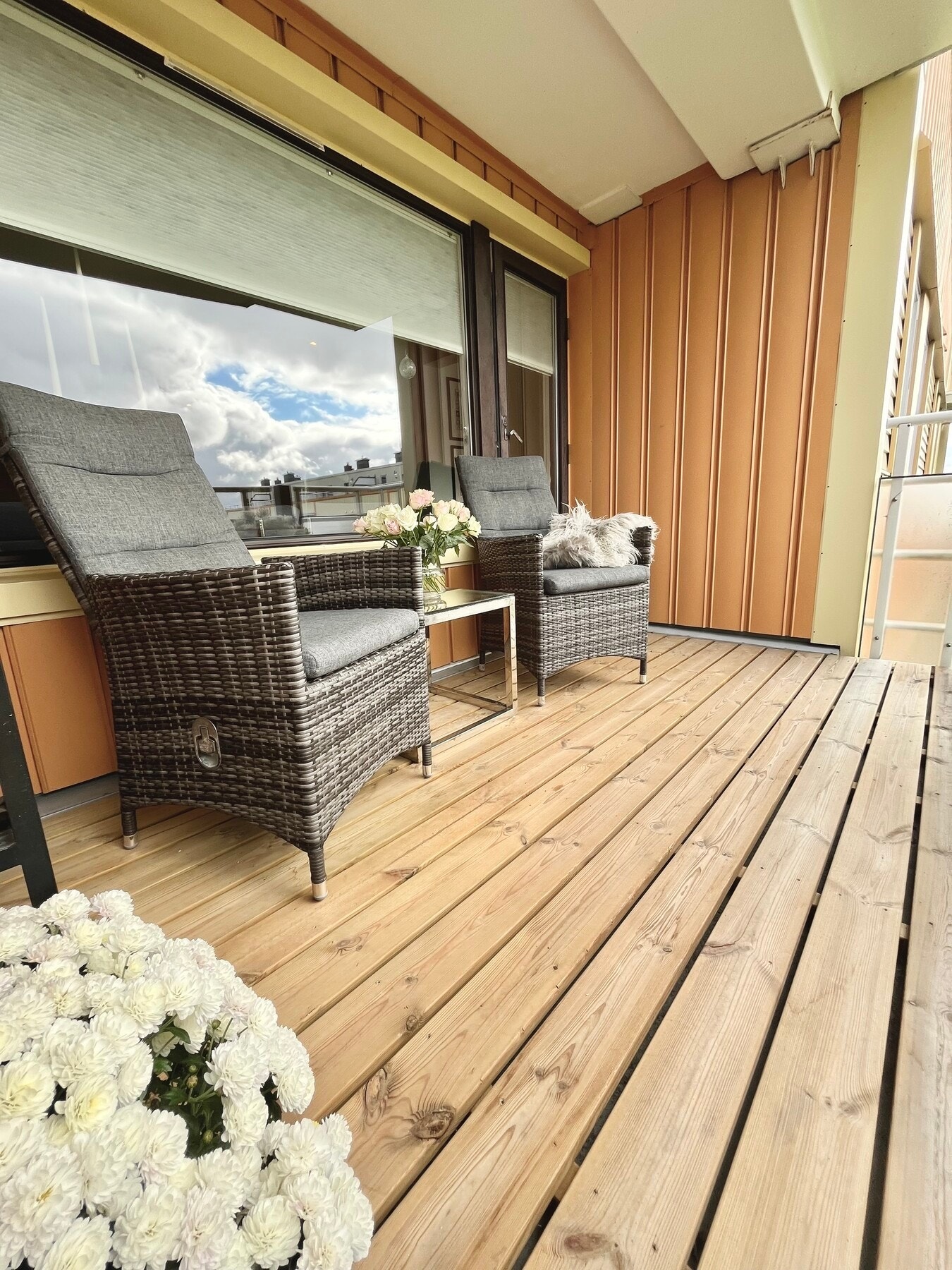 Det er god plass til sittegruppe på balkongen. Galleribilde