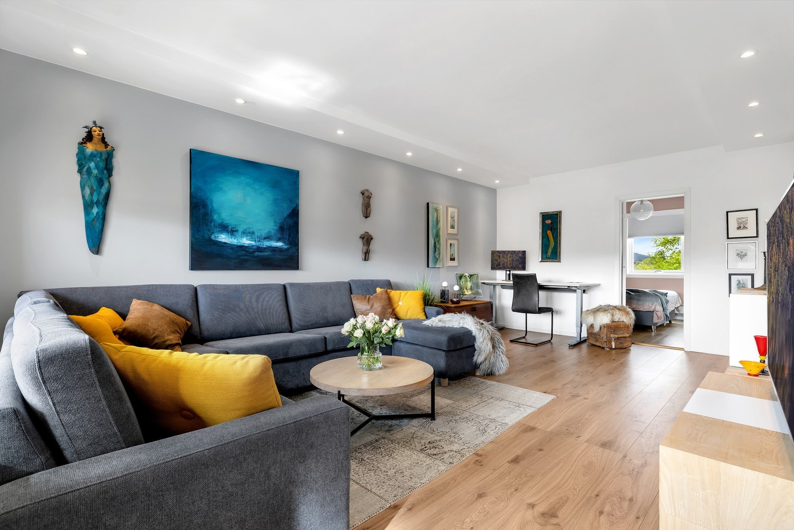 Stuen er 22 kvm og kan enkelt møbleres i flere soner. Galleribilde