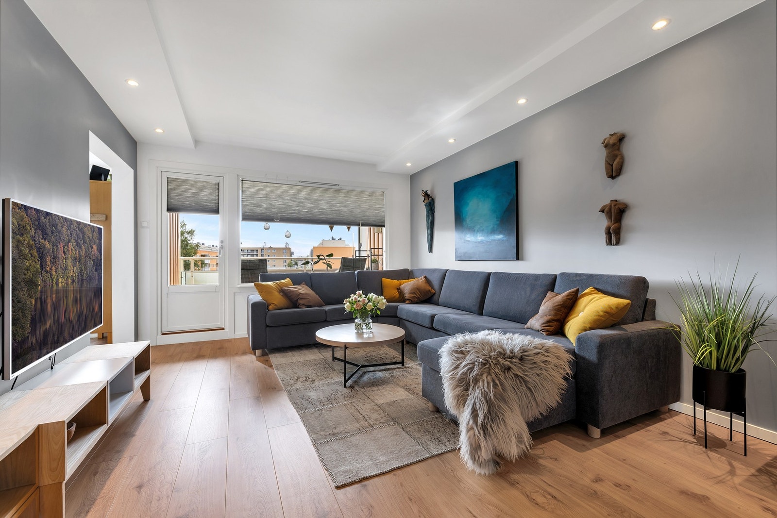 En moderne og innholdsrik 3-roms leilighet med fin beliggenhet i 3. etasje. Galleribilde