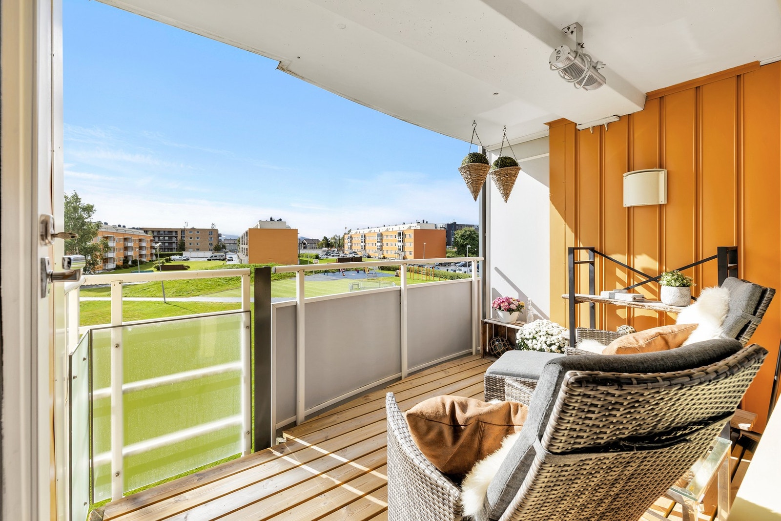 Balkongen er 8 kvm med takoverbygg, og det er god plass til en sittegruppe. Varmelampe i tak. Galleribilde