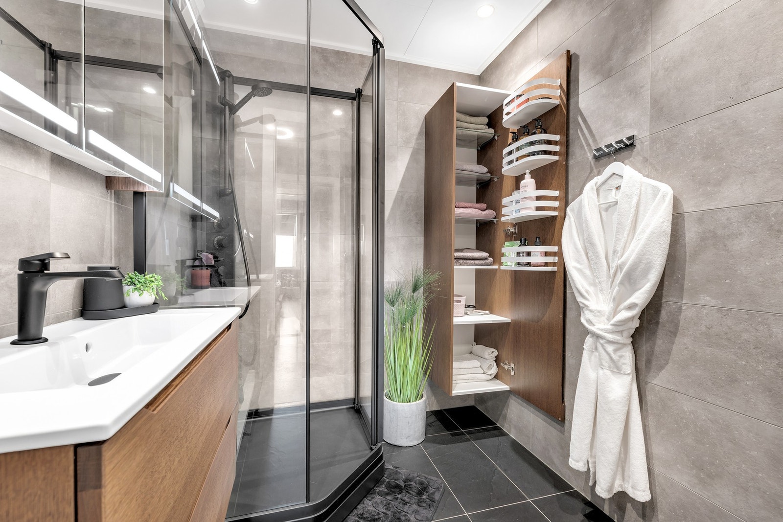 Lekker baderomsinnredning med god lagringsplass. Dimbare downlights i tak. Galleribilde