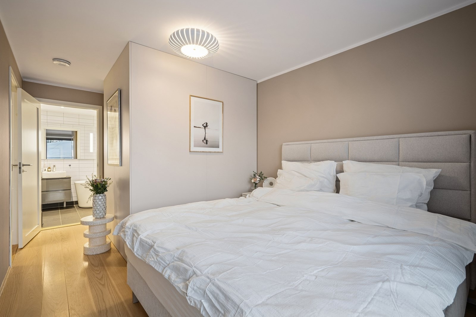 Hovedsoverommet er tilknyttet eget bad med badekar og separat garderobeløsning. Galleribilde