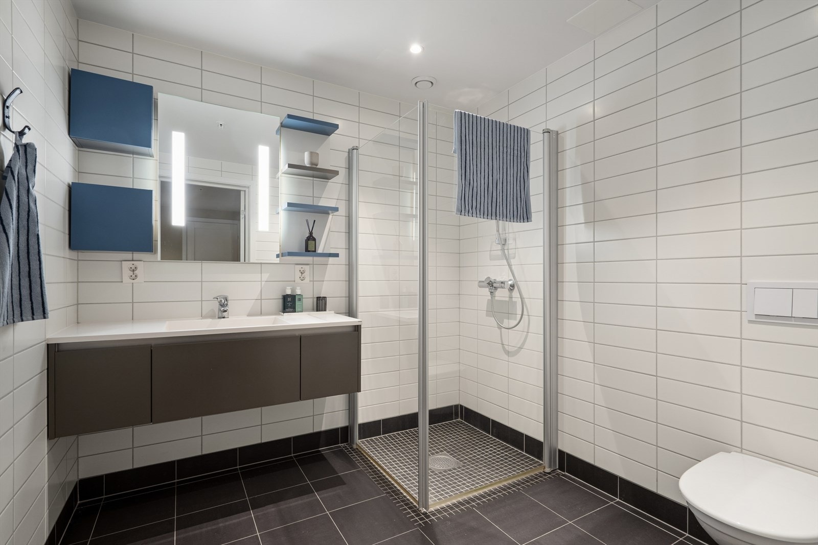 Bad/vaskerom har flislagt gulv med elektriske varmekabler og flislagte vegger. Galleribilde