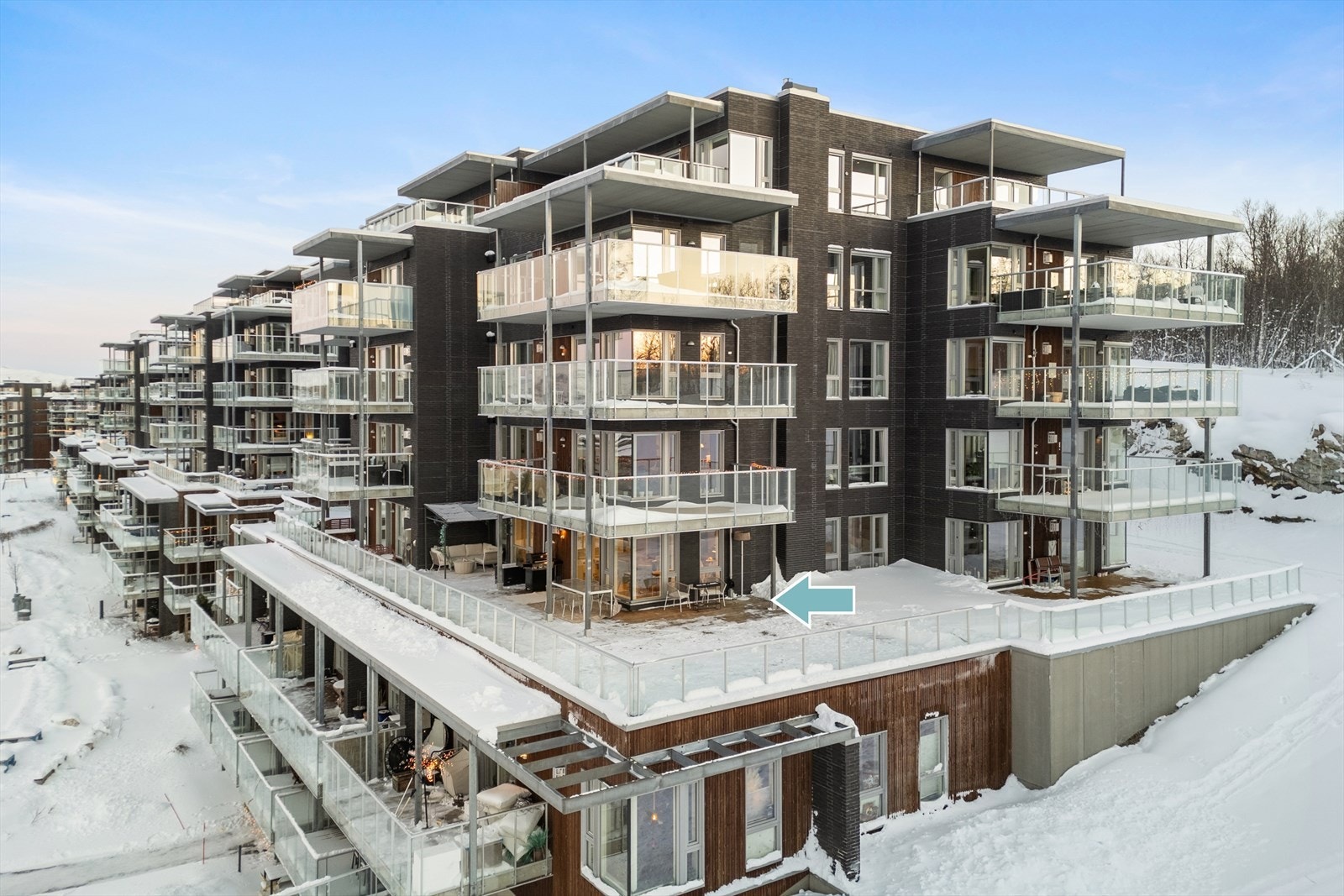 Fellesområdet er opparbeidet med plen, beplantning og asfalterte internveier. Galleribilde