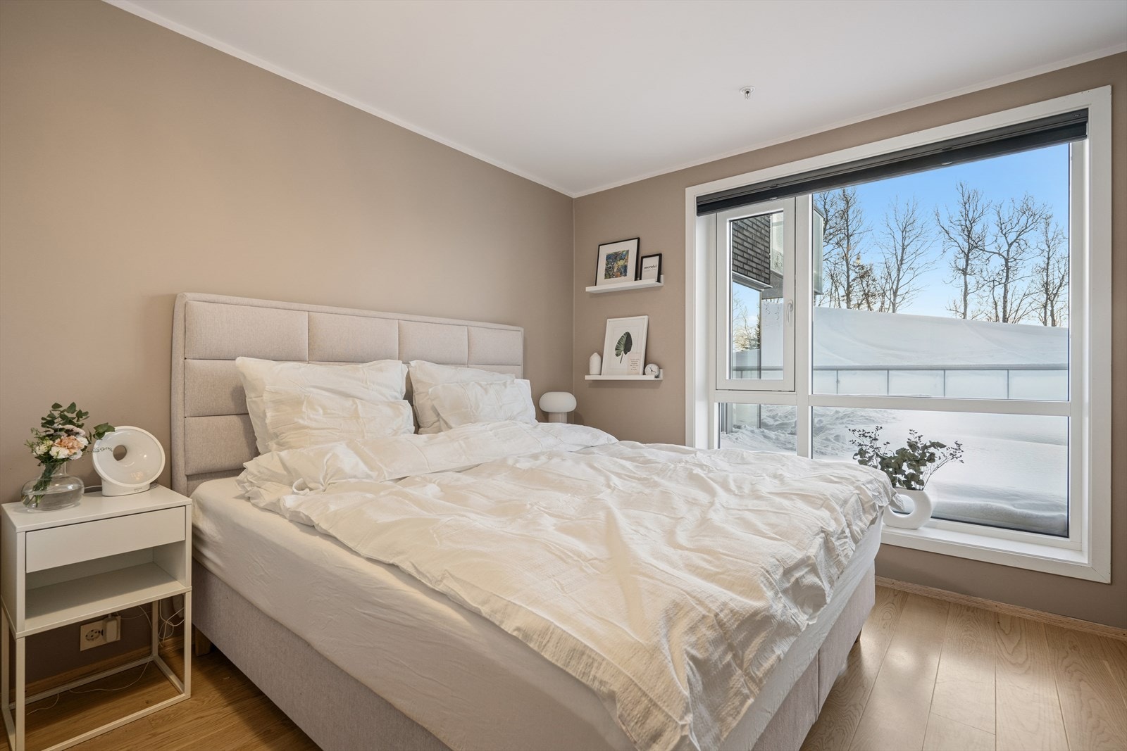 Hovedsoverommet er av god størrelse med plass til både dobbeltseng og annet møblement. Galleribilde