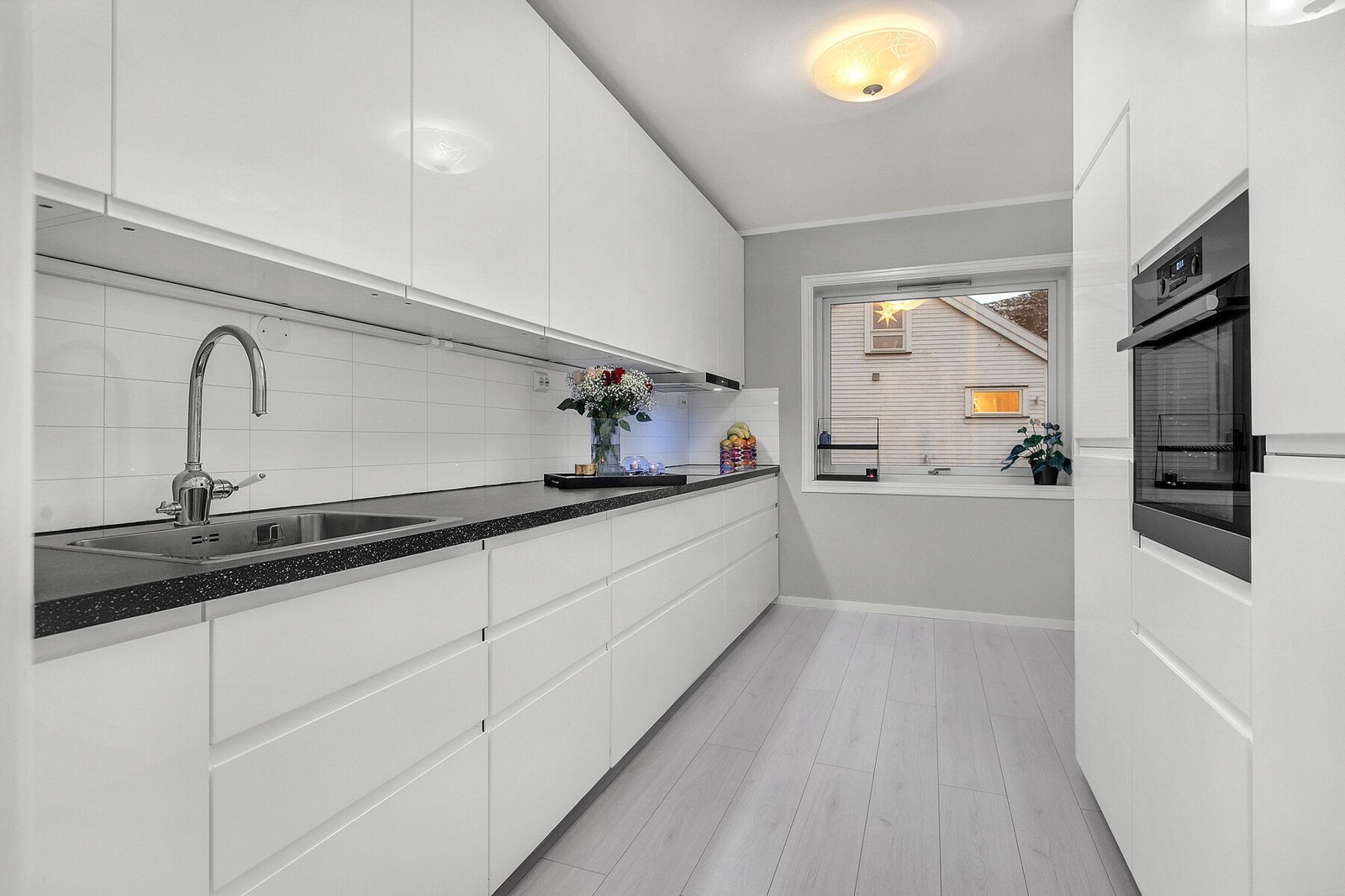 Kjøkkenet ble oppgradert i 2020. Godt med benkeplass og integrerte hvitevarer. Galleribilde