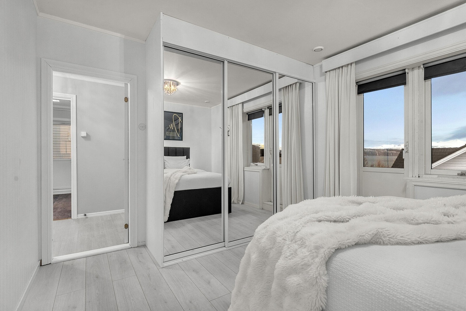 Skyvedørsgarderobe på soverom Galleribilde