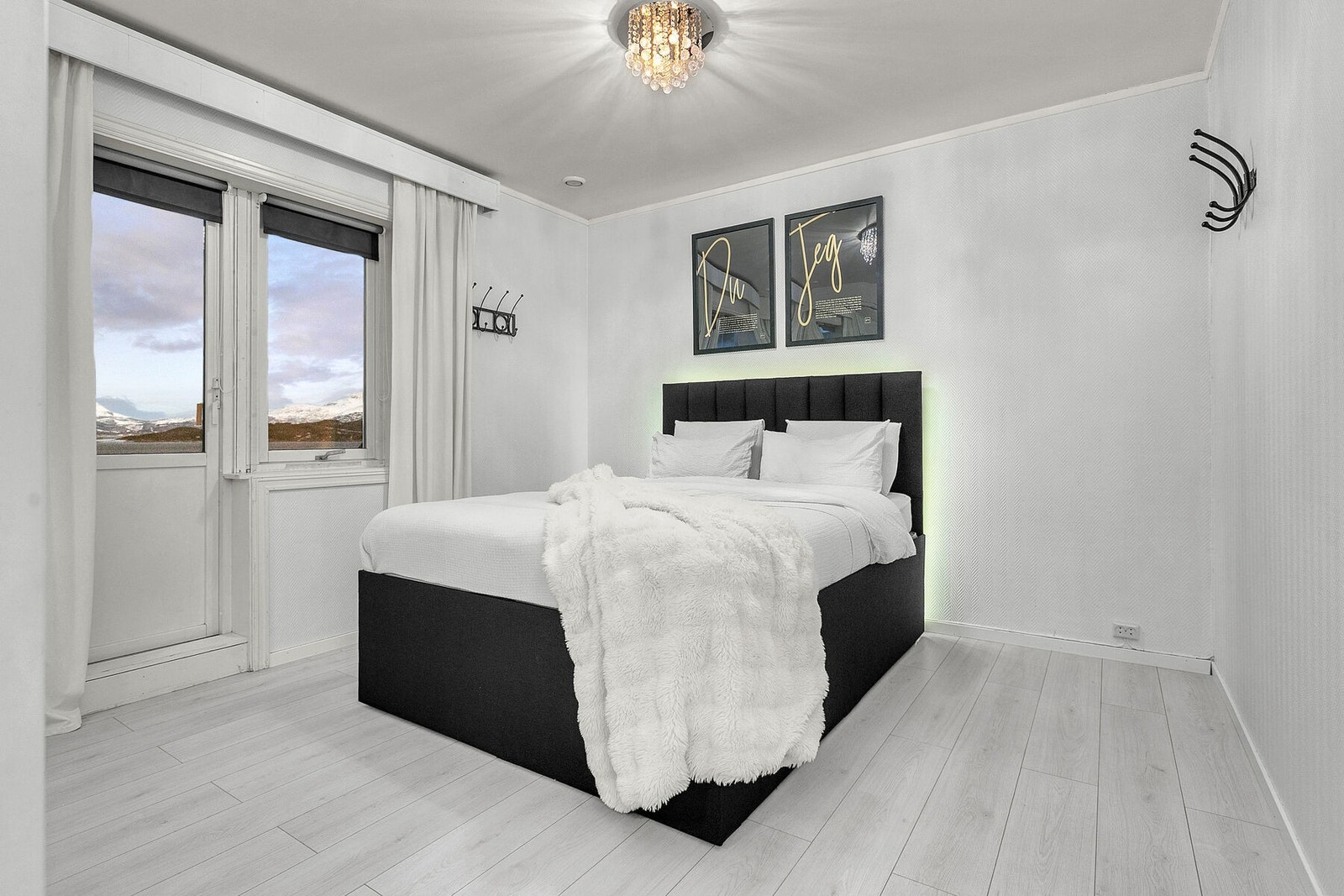 Romslig hovedsoverom med utgang til luftebalkong Galleribilde