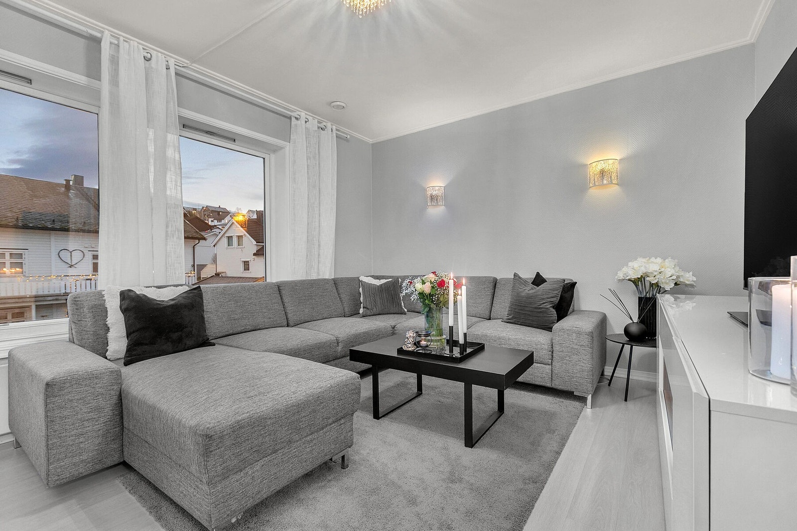 Utsikt mot nærområdet fra stuen Galleribilde