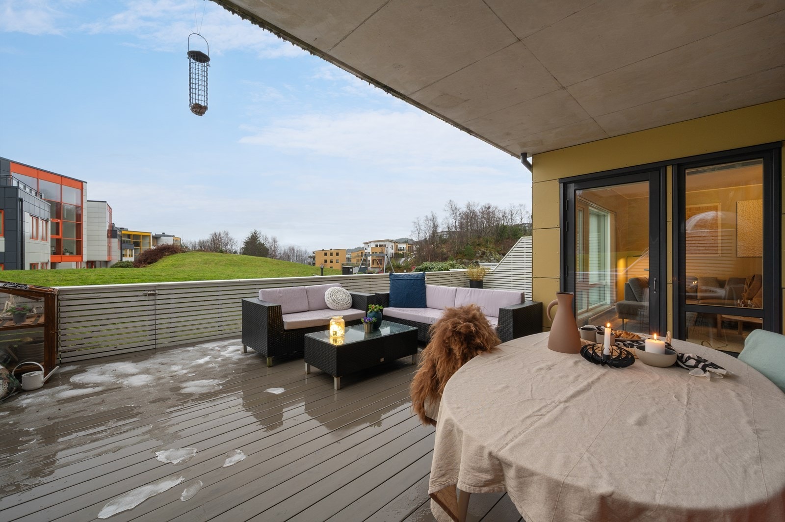 Pen 3-roms selveier med gjennomgående god planløsning og stor uteplass! Galleribilde