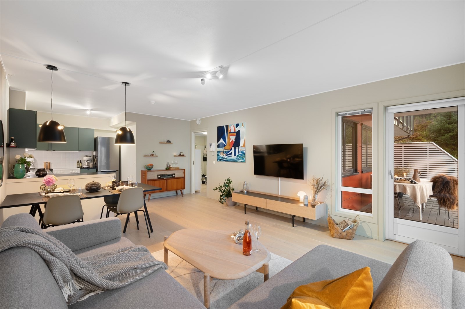 Rommet har en delikat og naturlig overgang mellom stue og kjøkken, med en åpen planløsning som gir gode møblerings- og bruksmuligheter. Galleribilde