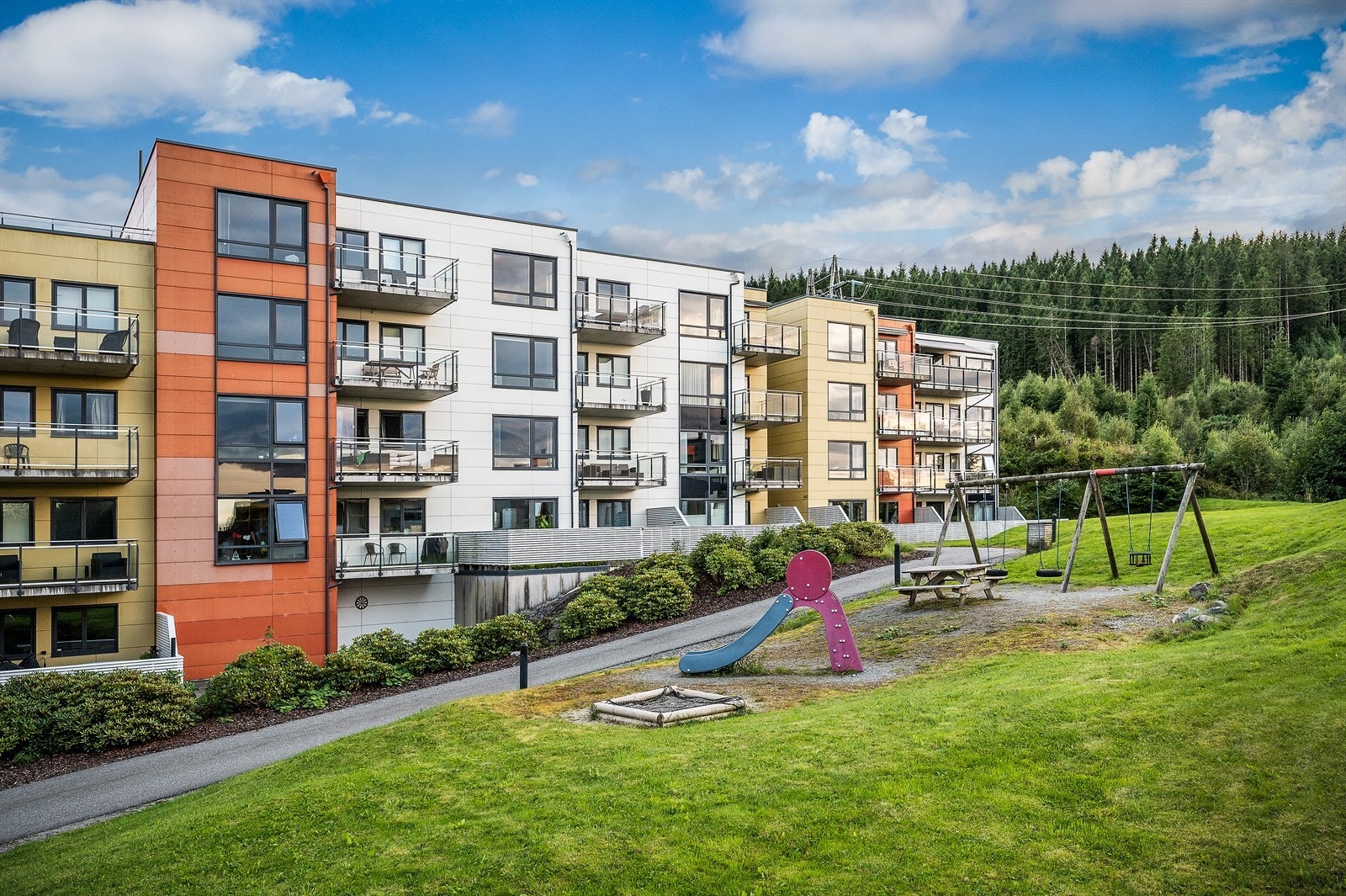 For de minste finner man også lekeplass med sklie, sandkasse og huske like i nærheten. Galleribilde