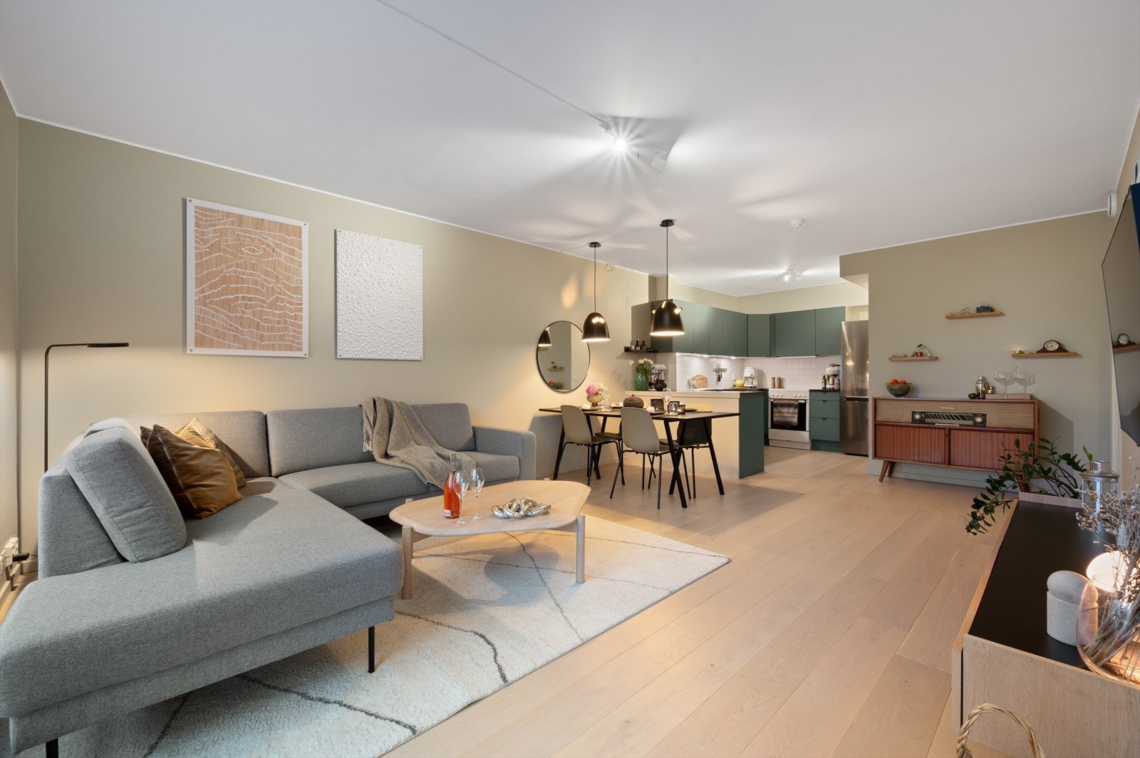 Videre ledes man inn til boligens naturlige samlingspunkt, en åpen og sosial stue- og kjøkkenløsning på ca. 31,1 m². Galleribilde