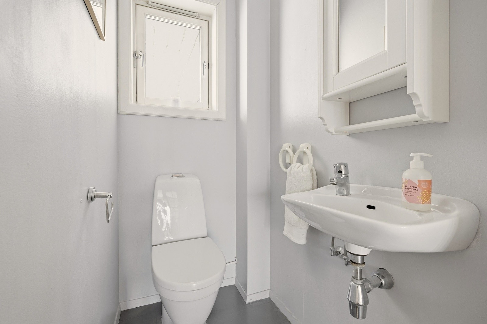 Ved entréen er det et praktisk separat toalettrom. Galleribilde
