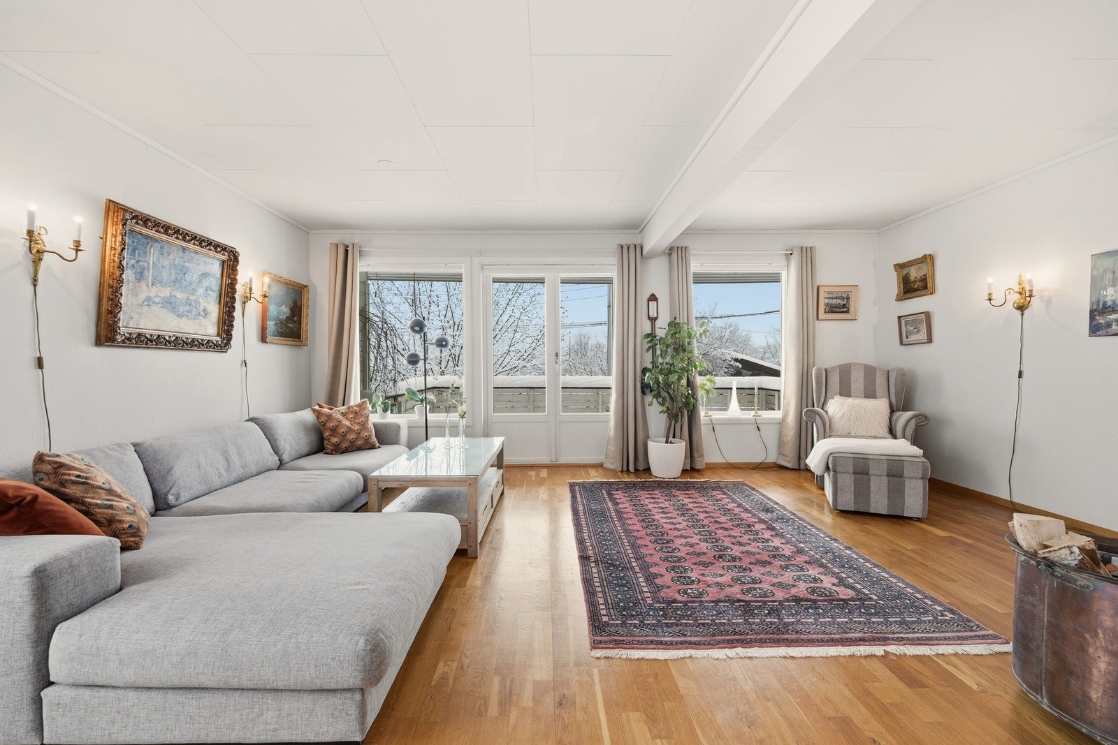 Det er også svært gode innredningsmuligheter med plass til sofa, tv-benk eller annen ønsket innredning. Galleribilde