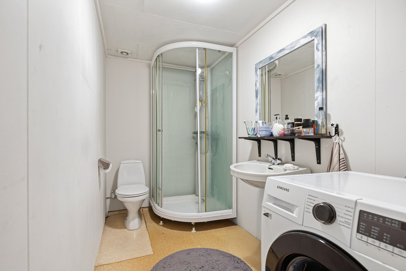 Bad i tredje etasje med opplegg for vaskemaskin Galleribilde