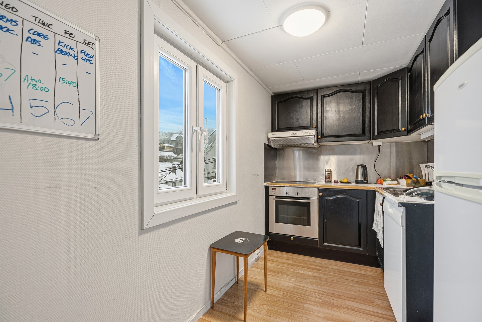 Kjøkken i tredje etasje med integrert stekeovn og platetopp Galleribilde