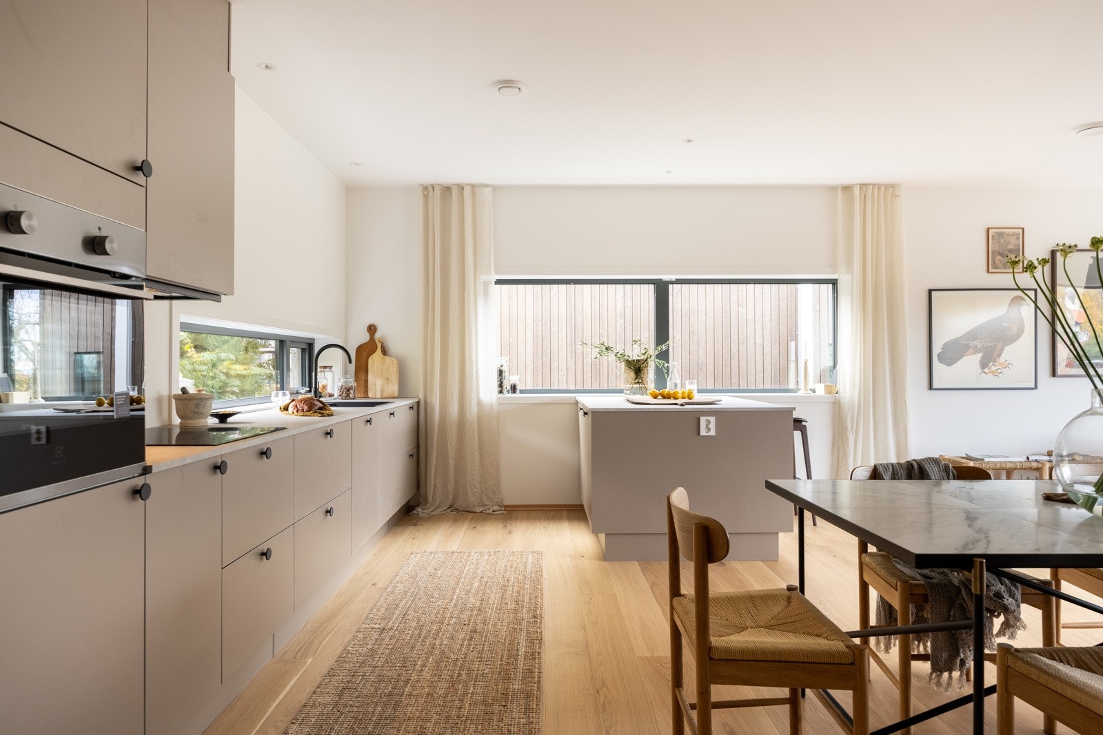 De innvendige bildene er tatt fra nabohuset, men planløsning og kvaliteter er tilnærmet like (se plantegning for nærmere beskrivelse) Galleribilde